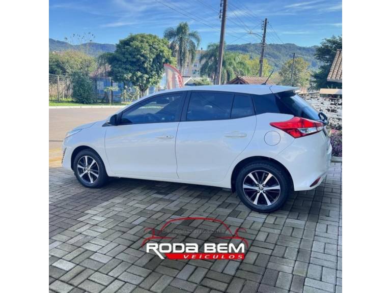 TOYOTA - YARIS - 2020/2021 - Branca - Sob Consulta